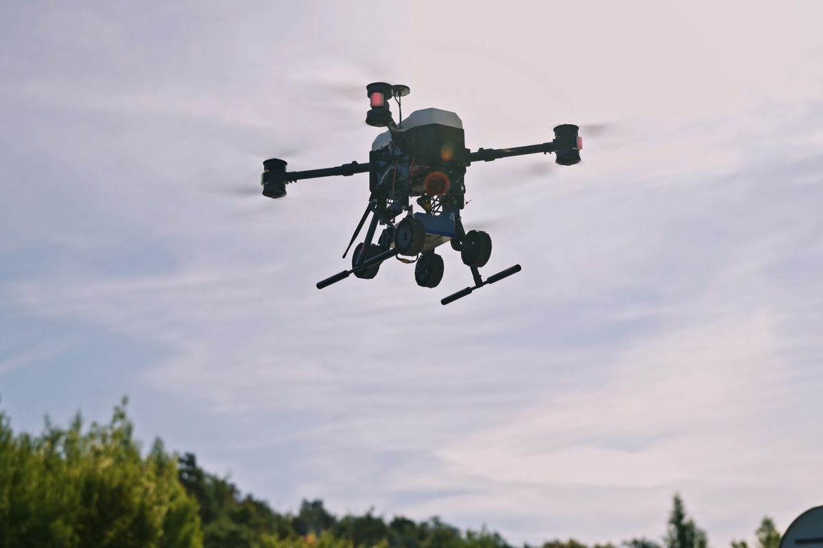 Nově vyvíjený roj vojenských dronů a robotů z Česka zvládá průzkum za vojáky 