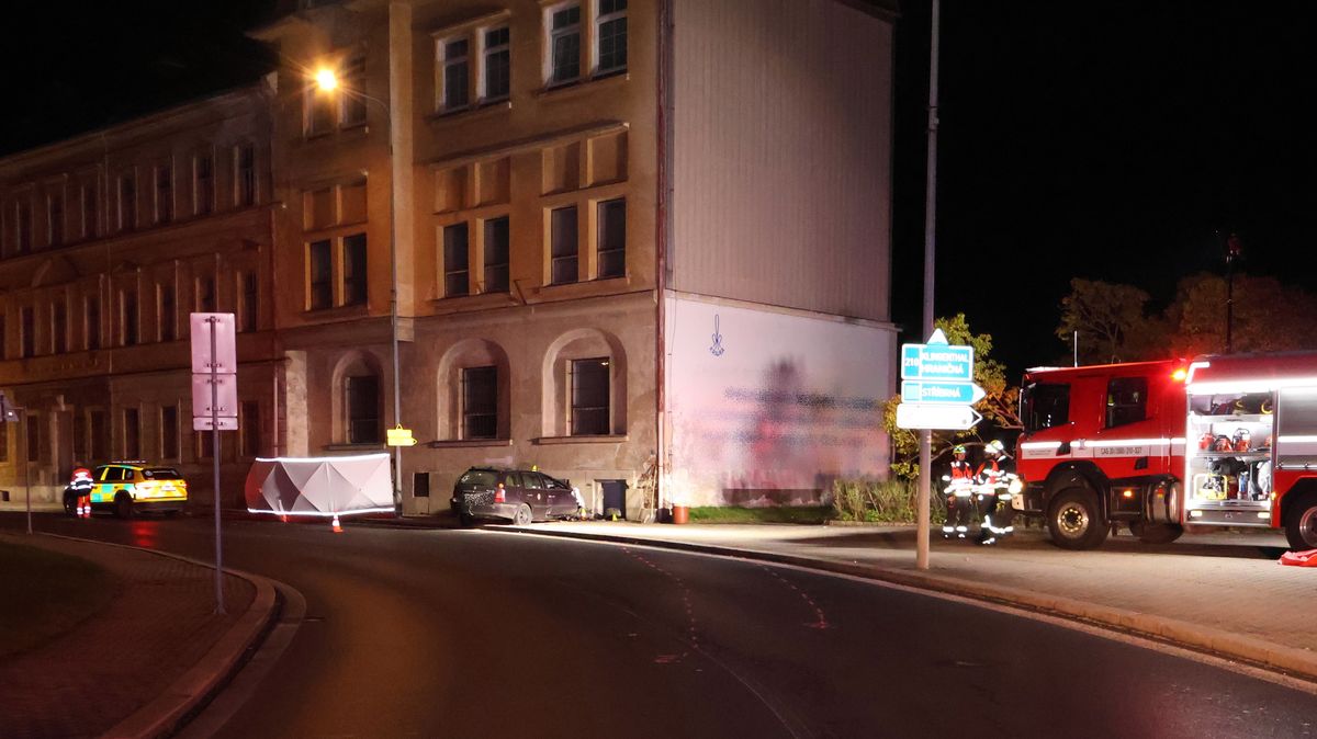 Dostali smyk a narazili do domu. Spolujezdec nehodu na Sokolovsku nepřežil, řidič měl přes dvě promile