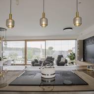 Pohled z kuchyňského kouta do obytné místnosti