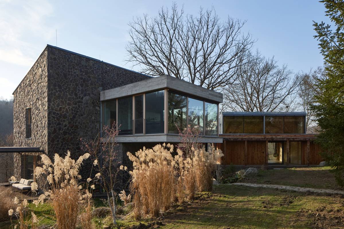 Původní dům vznikl na počátku minulého století. Před 15 lety byl rekonstruován. Nyní přibyla přístavba vpravo.