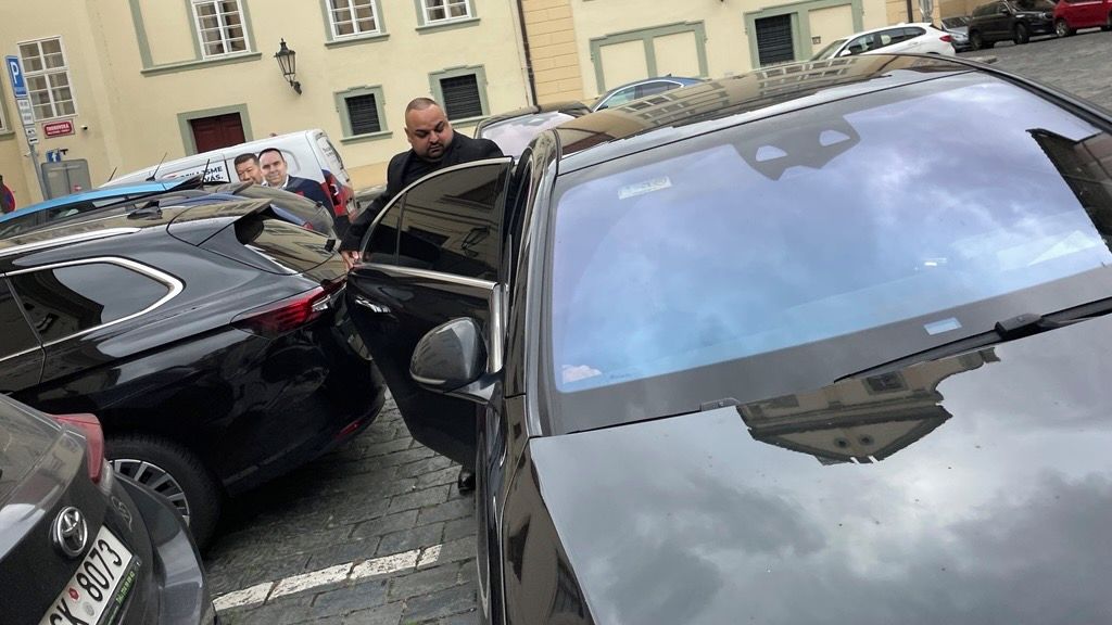 Ze Sněmovny během jednání o vládě vyšli bratři z romské asociace, která podporuje Turka