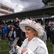 Elegantní a vkusné. Pro někoho již tradiční doplněk na pardubické závodiště.