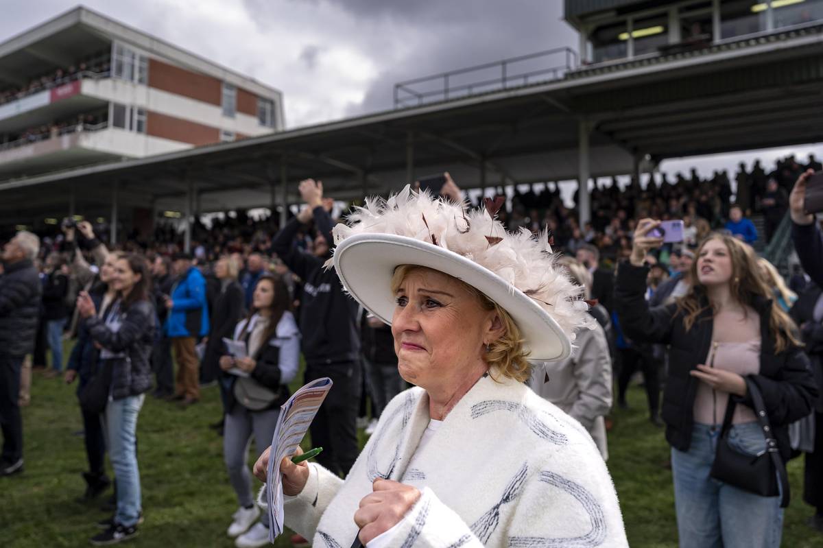 Elegantní a vkusné. Pro někoho již tradiční doplněk na pardubické závodiště.