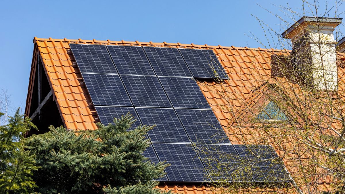 Přes 90 procent malých fotovoltaik má čínské technologie. Je to hrozba, varují experti