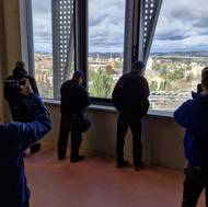 Sousední nárožní objekt zahrnuje i tělocvičnu, z níž je krásný výhled na město.