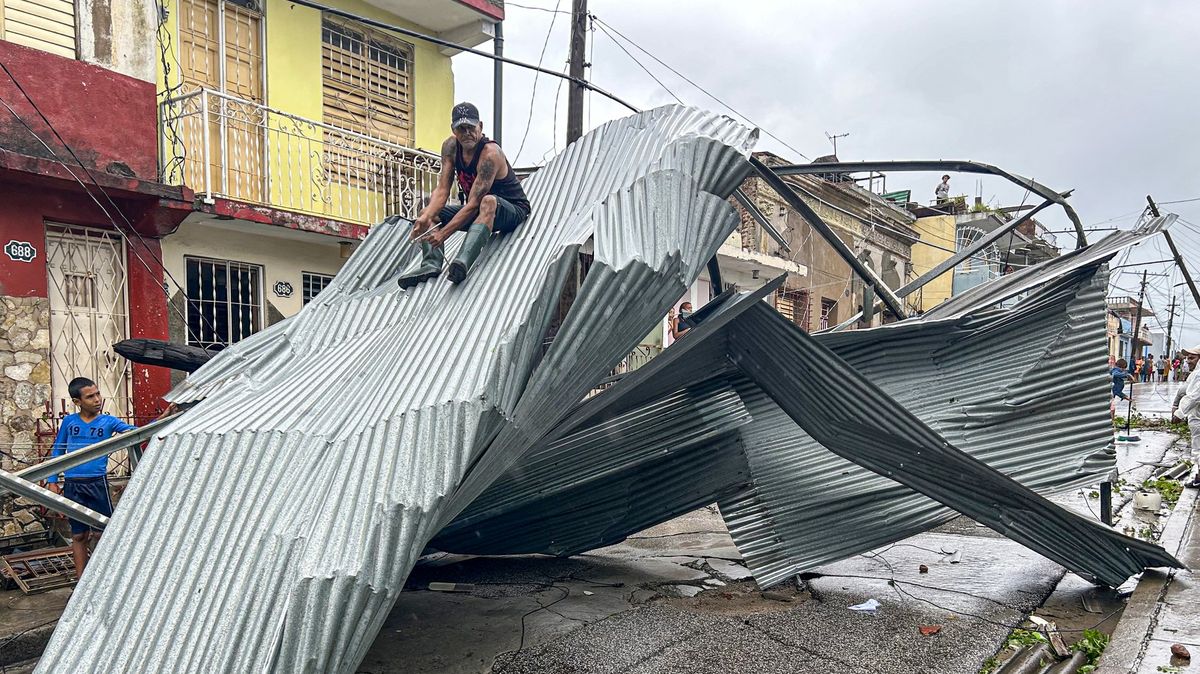 FOTO: Melissa řádila v Karibiku. Střechy létaly vzduchem, na Haiti se přidaly gangy