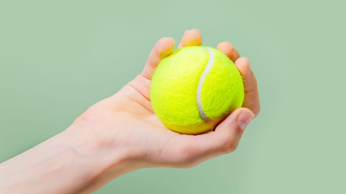 Nečekaná zdravotní pomůcka na dlouhé lety? Obyčejný tenisák