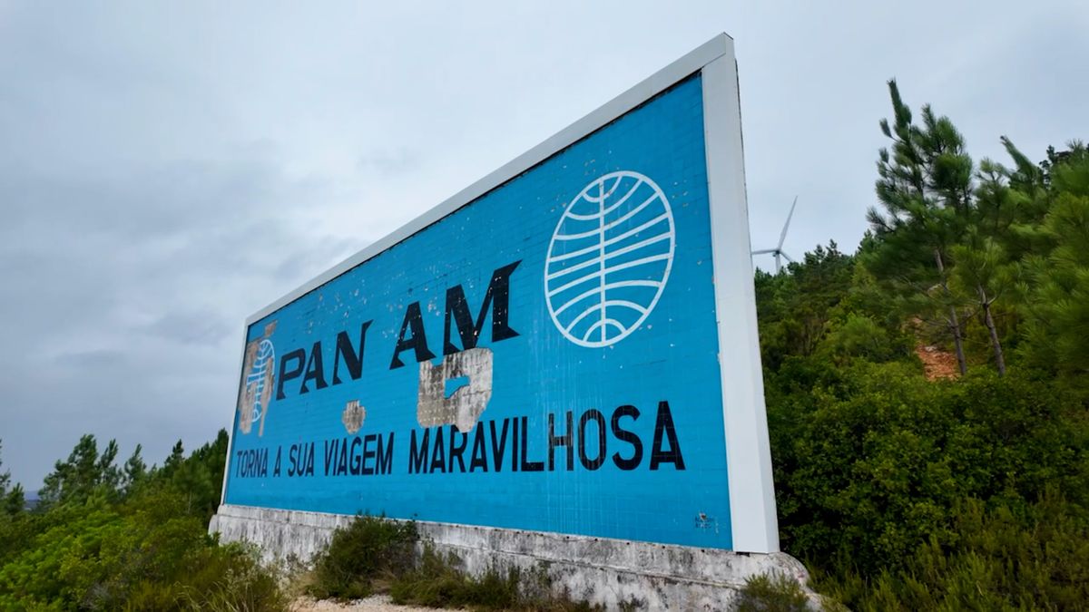 Billboard z tisíců modrých kachliček připomíná zlatý věk cestování