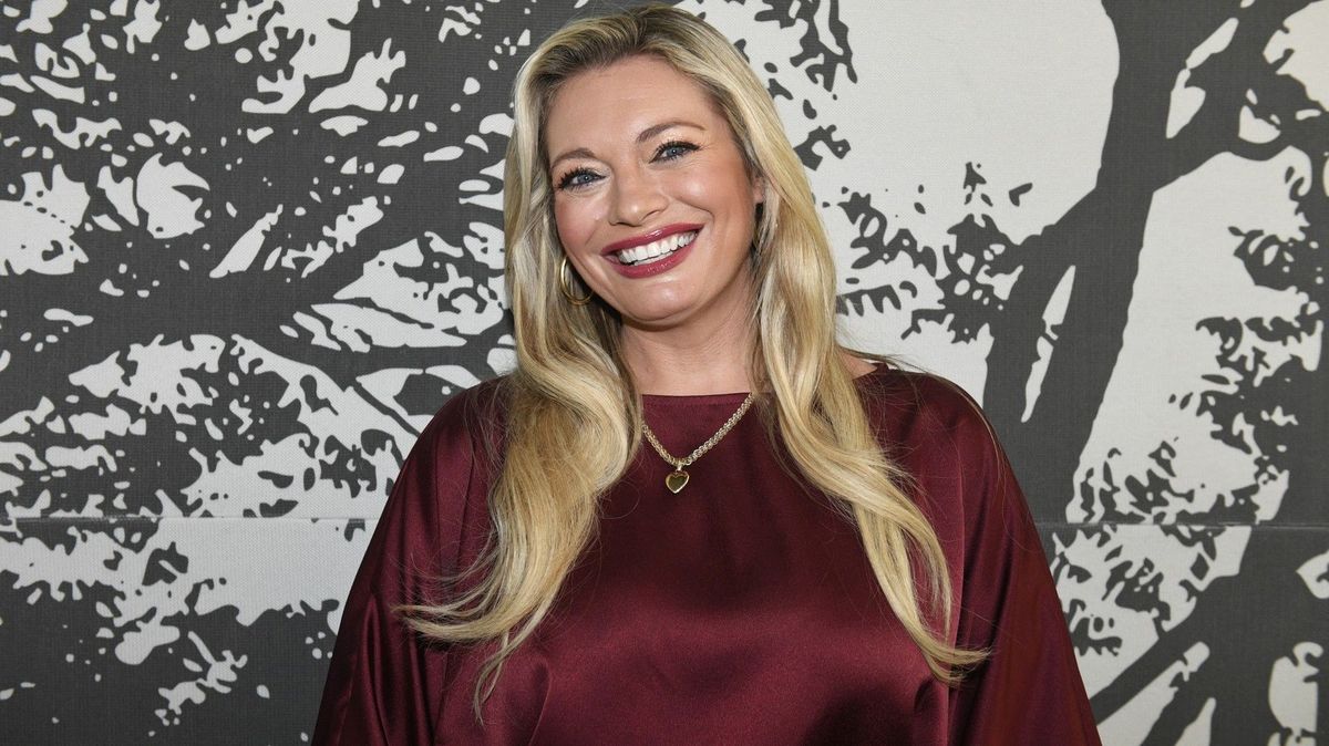 Ve stylu Lucie Borhyové: Podzimní outfit sladila do vínové