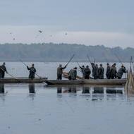 Rybáři pracují pod dohledem mnoha návštěvníků.