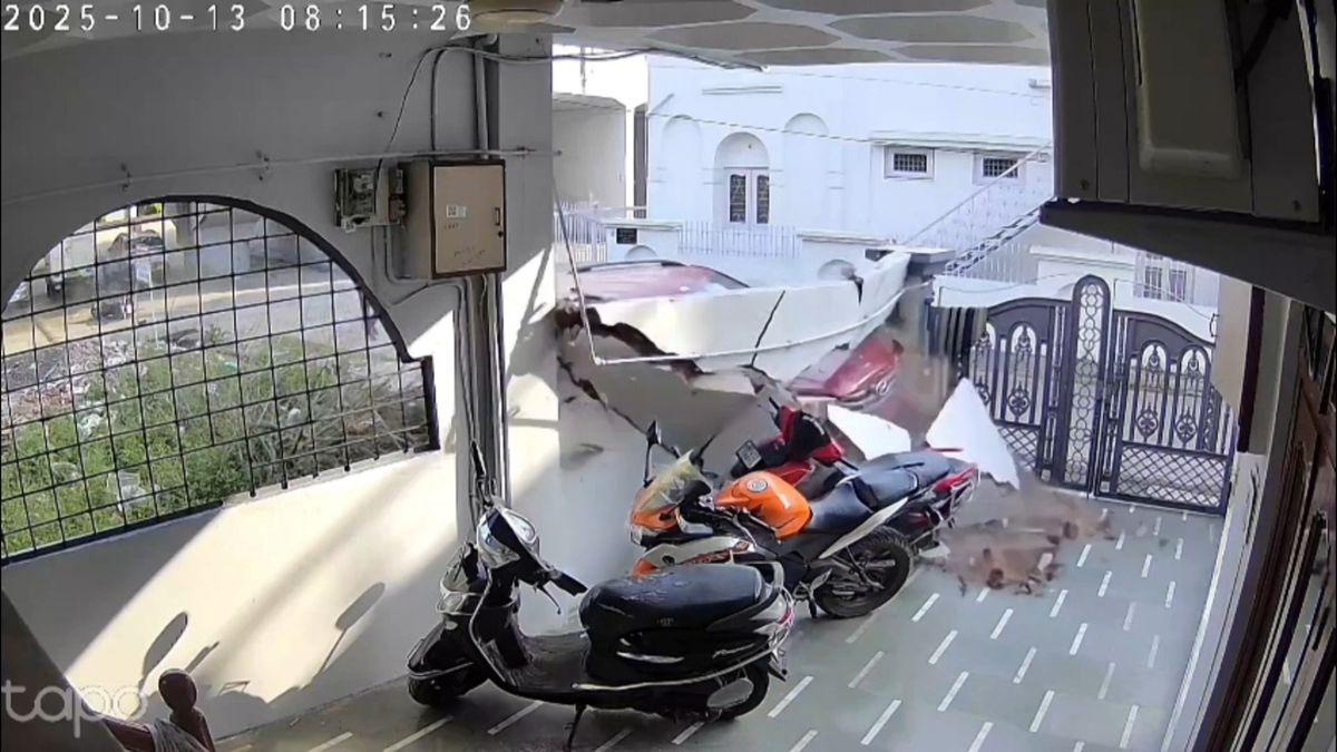 Čtrnáctiletý řidič v Indii srazil motorkáře, zahnal býka a prorazil zeď. Zachytila to kamera