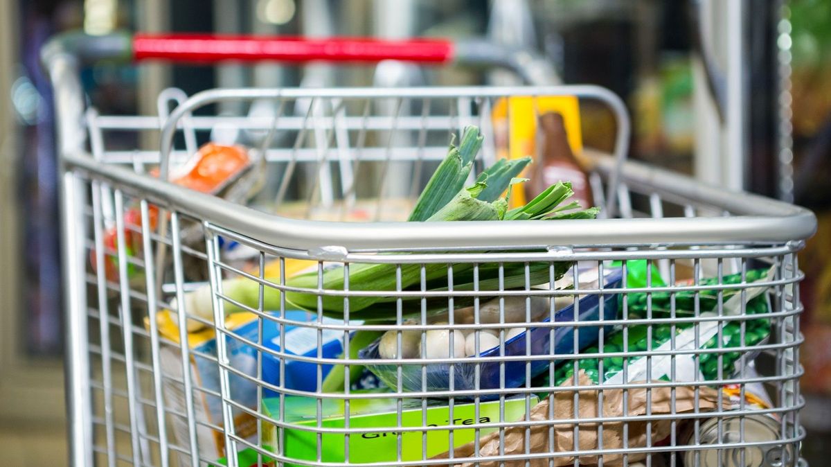 Plný nákupní vozík přivázali za skútr a odjeli domů. Svědek v Belgii to zachytil na video