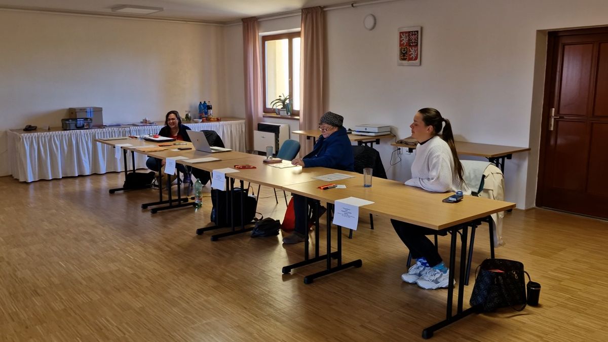 Voliči nejmenší obce východu Moravy Hostějova dali koalici Spolu padesát procent hlasů