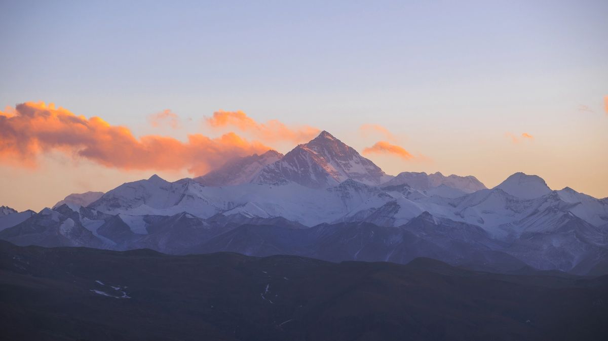 Sněhová bouře na Mount Everestu uvěznila 1000 lidí