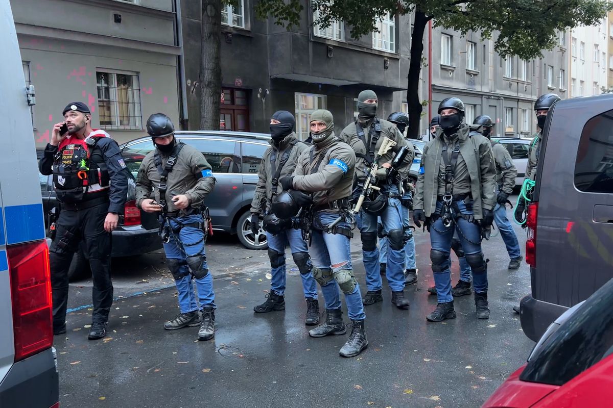 K muži na střeše na pražském Žižkově vyjížděla zásahovka