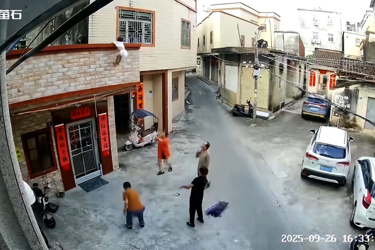 Malý chlapec v Číně visel z balkonu, chytila ho sousedka
