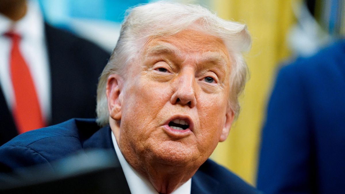 Šéf prezidentské knihovny nedovolil, aby Trump králi Karlovi daroval Eisenhowerův meč. Musel rezignovat