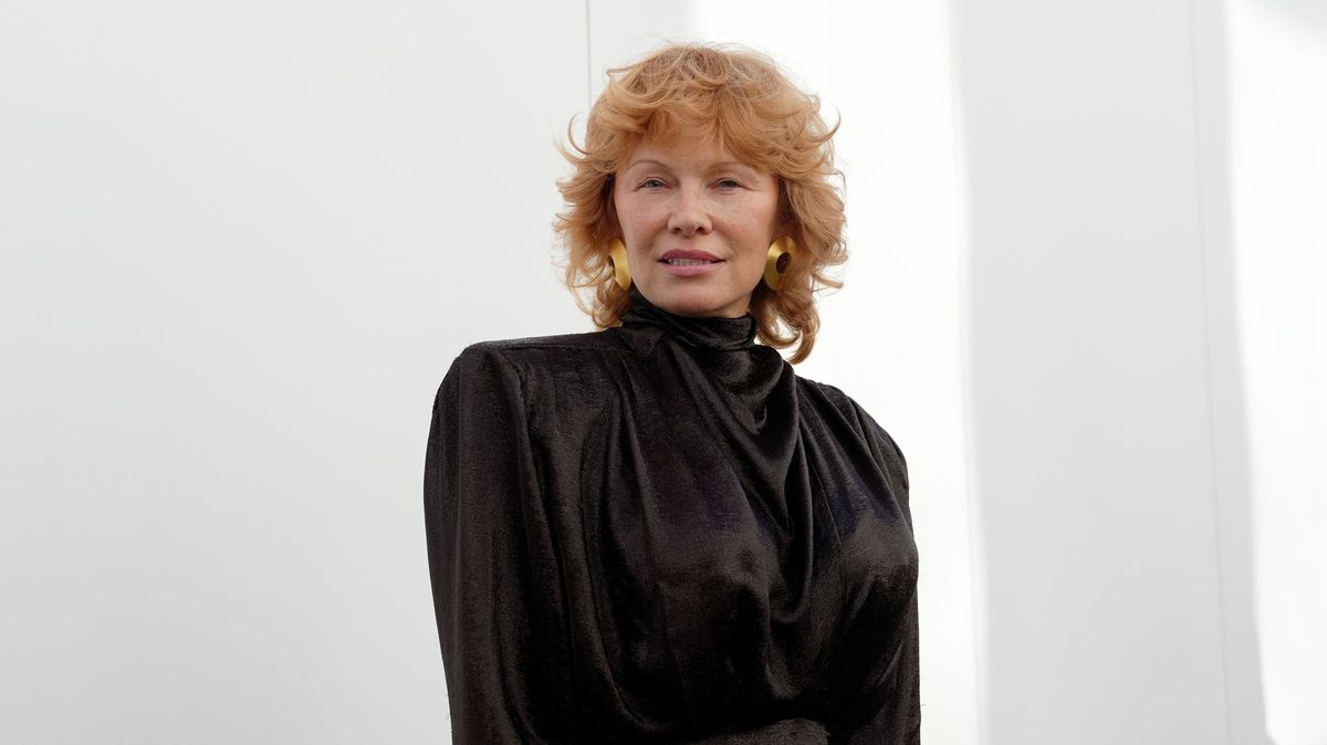 Proměny Pamely Andersonové na fashion weeku v Paříži: Upoutala novou barvou vlasů i sestřihem