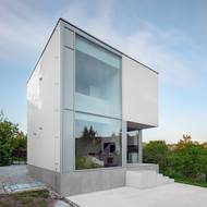 Díky výraznému prosklení je v domě dostatek světla. 