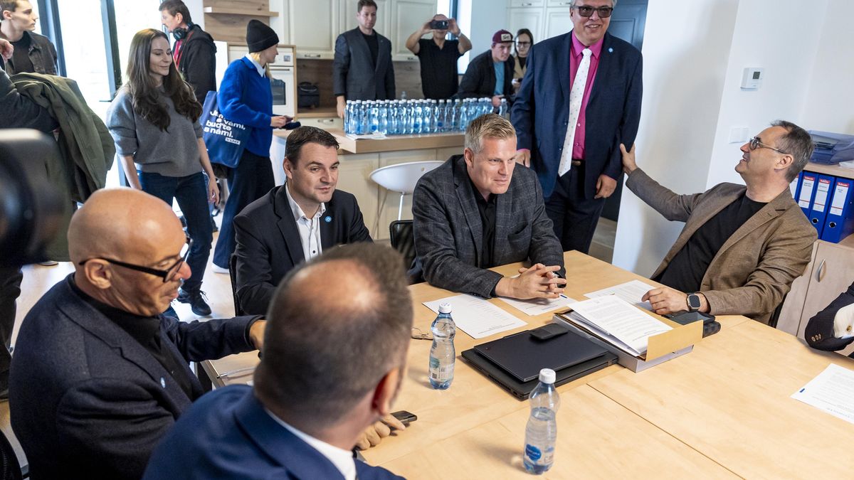 Glosa: Slogany a realita