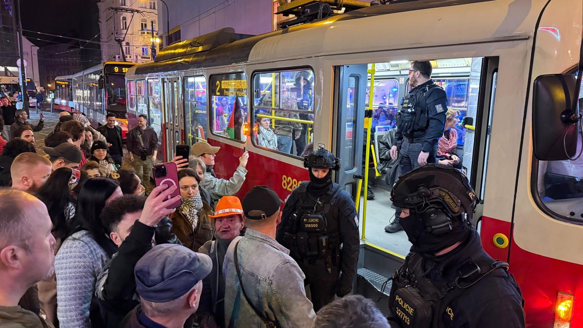Třicítka demonstrantů v centru Prahy zablokovala na dvě hodiny tramvaje, zasahovala policie