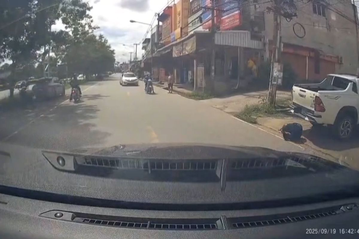 Muže v Thajsku přejelo vlastní nezabrzděné auto, vyvázl téměř nezraněn
