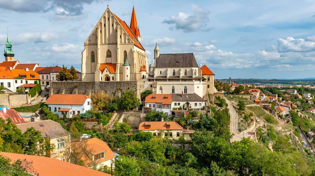 Znojmo chce zpoplatnit vyhlídku na ochozu kaple, lidé z ní házejí lahve i dlažební kostky