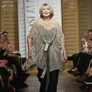 Další model v podání šestasedmdesátileté herečky, která je důkazem toho, že móda JAROSLAVA je pro ženy, které mají zkušenost, vkus i osobnost.