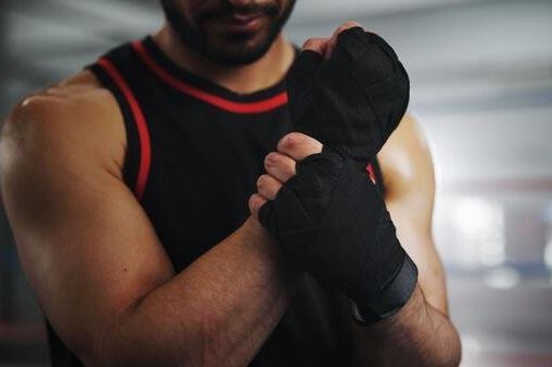 Opilec vnikl do domu rodiny MMA zápasníka, dostal pořádně naloženo