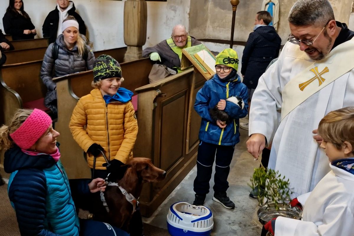 Kostelem na Liberecku zněl štěkot psů, požehnali jim i jejich pánům