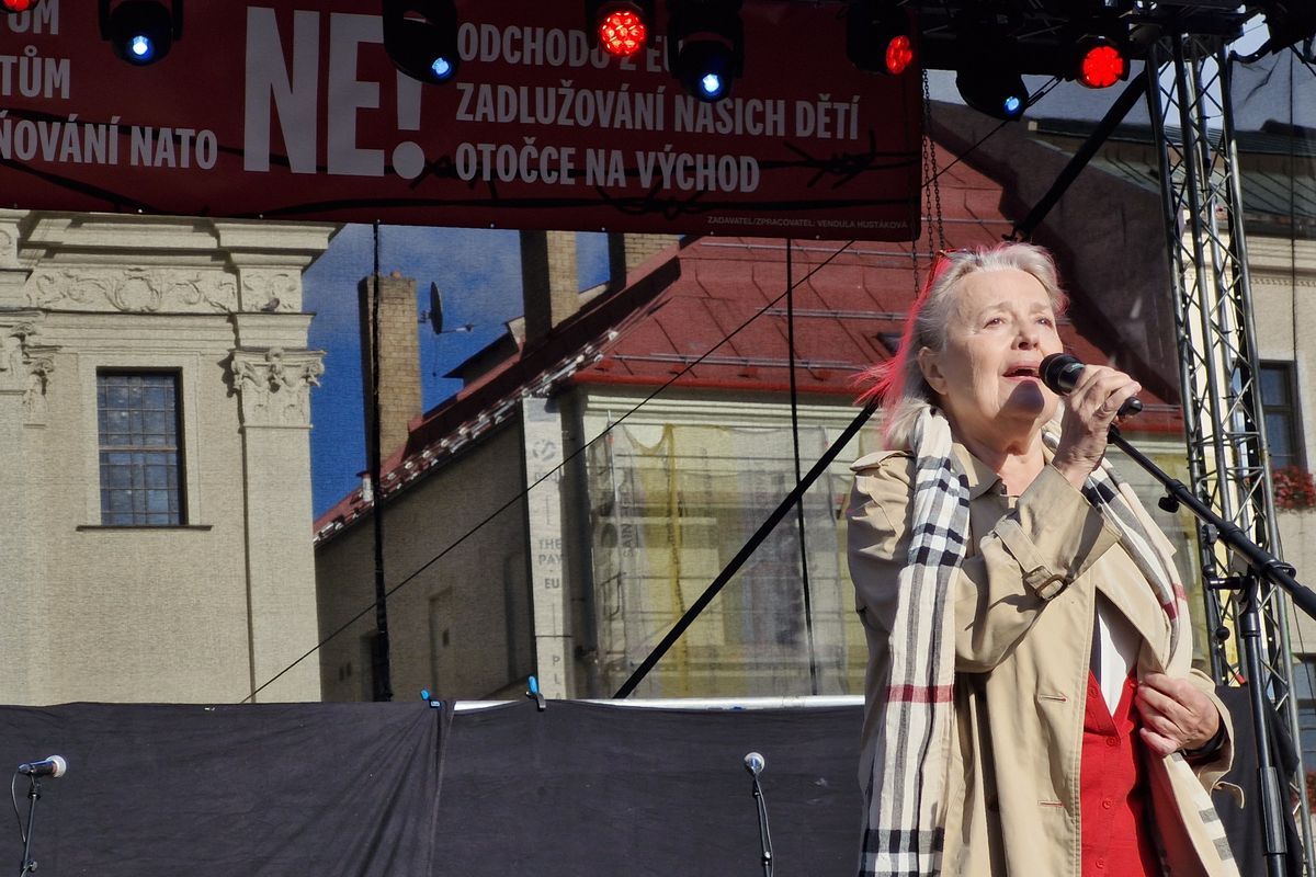 V Jihlavě se konal happening NE! komunistům a extrémistům. Dorazilo několik stovek lidí