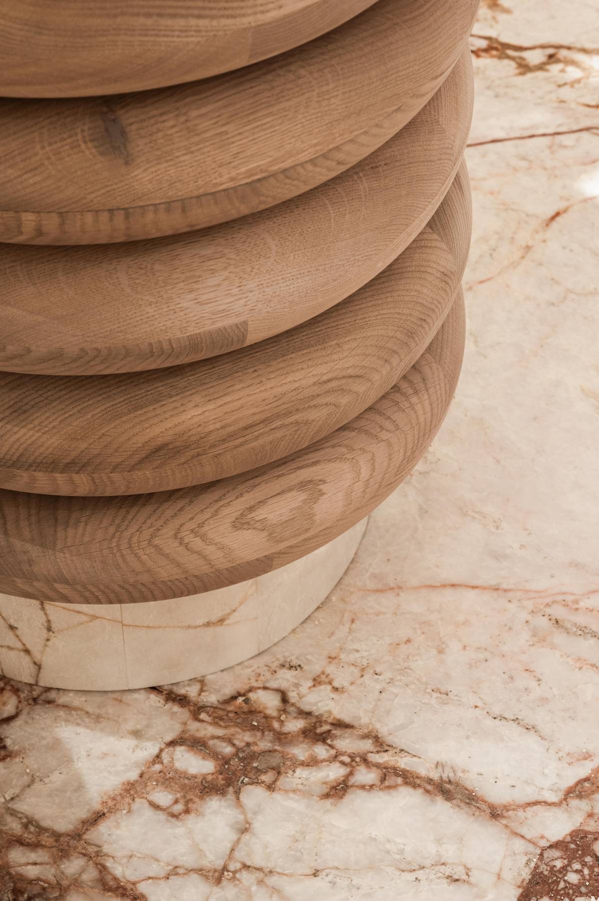 Detail dřevěného obložení baru