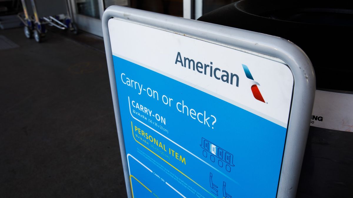 American Airlines ruší měřiče příručních zavazadel u odletových bran. Restrikce zůstávají