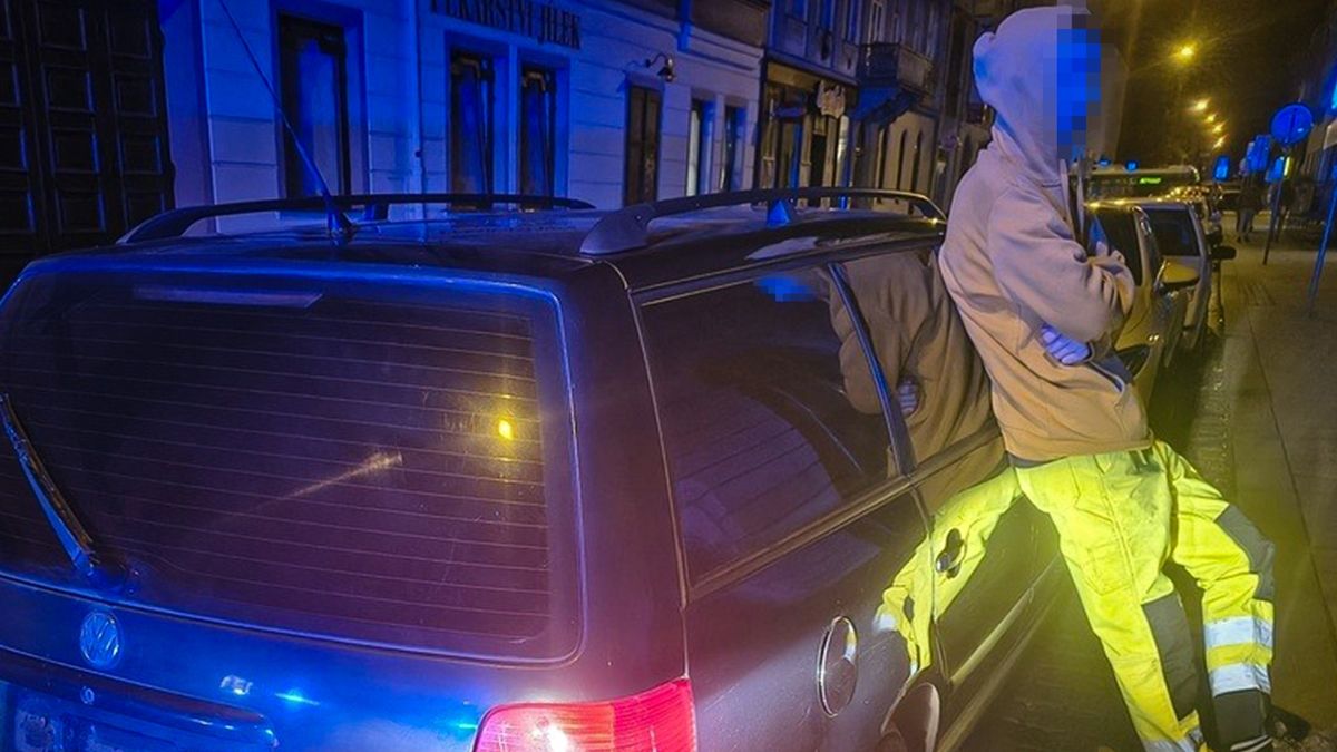 Jednadvacetiletý mladík bez řidičáku jezdil centrem Plzně v protisměru