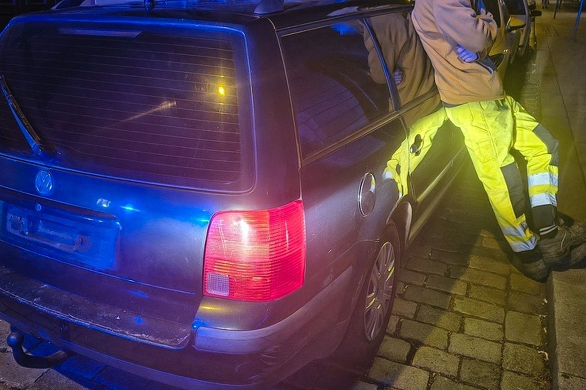 Jednadvacetiletý mladík bez řidičáku jezdil centrem Plzně v protisměru