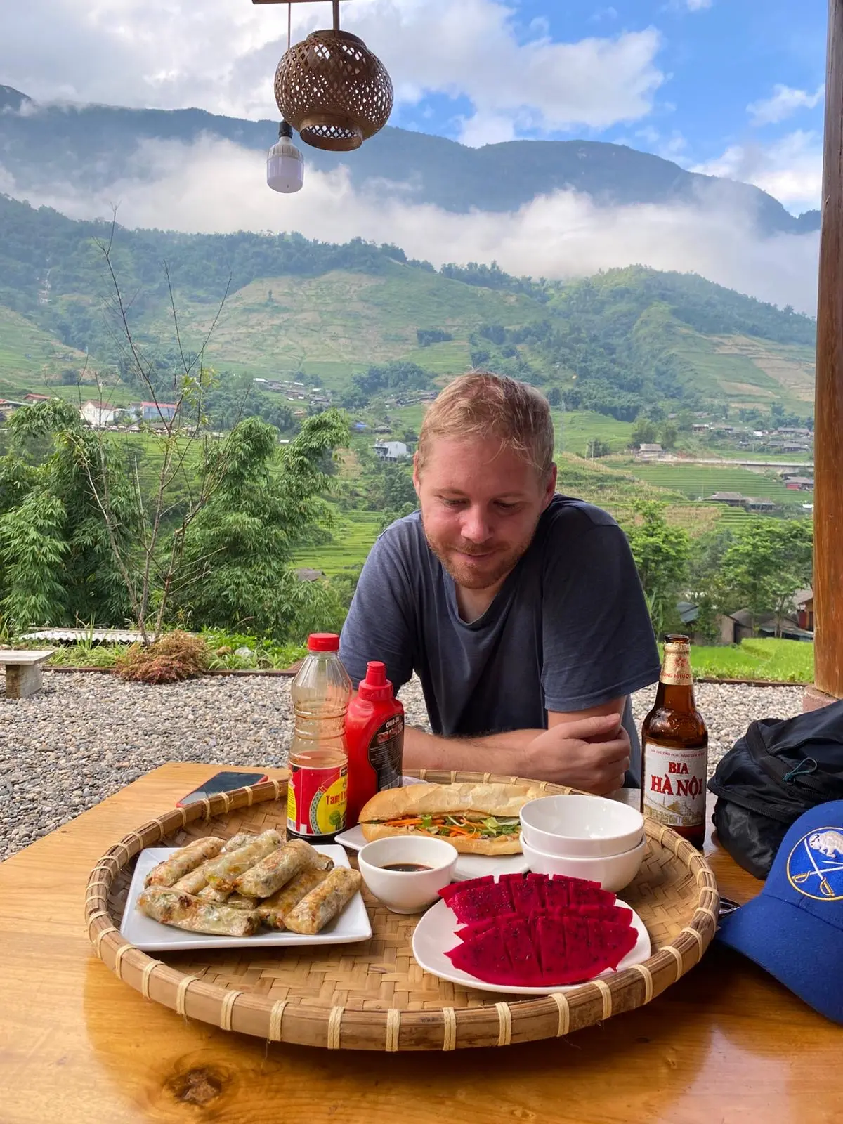 Hostina ve vietnamském stylu. Jídla se manželé na cestách neobávají.