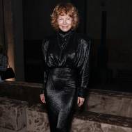 Pamela Andersonová na přehlídce francouzské značky Mugler, která se vyznačuje modely s nápadnými a výraznými rameny a vosím pasem. A přesně takové šaty herečka oblékla a přidala rozverný účes jako z 80. let.