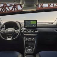 Kabina přináší nové čalounění, nový dekor výdechů ventilace i nové displeje.