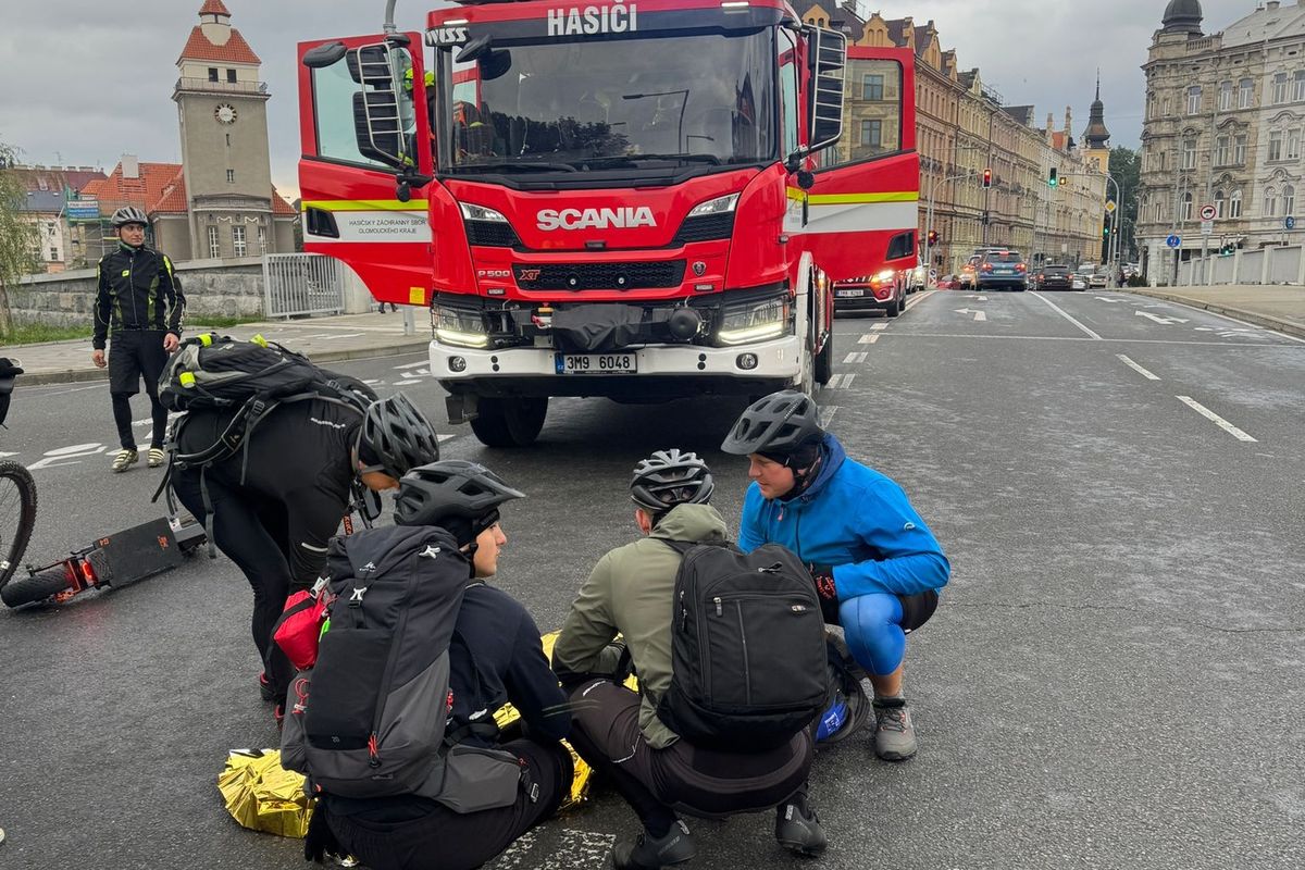 Koloběžkáře v Olomouci srazilo auto, pomáhali mu hasiči na cyklovýletu