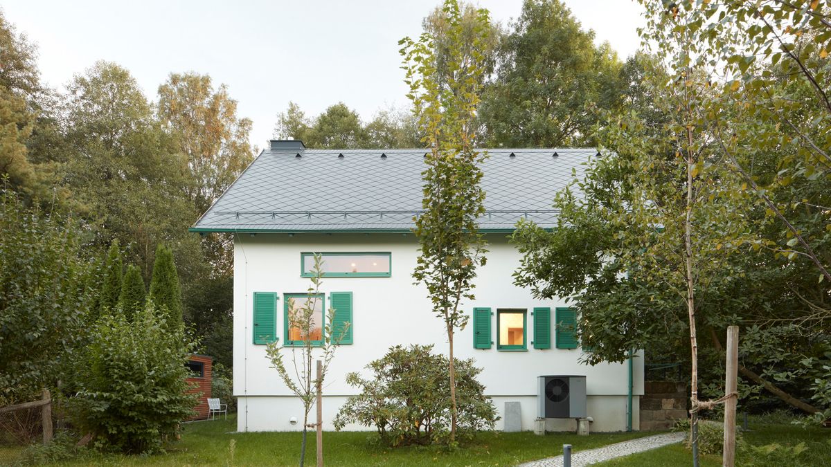 Dům u potoka prokoukl a do světa hledí mechově zelenými okny