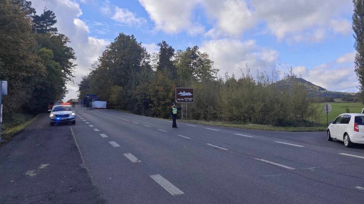 Při přecházení silnice na Českolipsku srazil kamion seniorku. Na místě zemřela