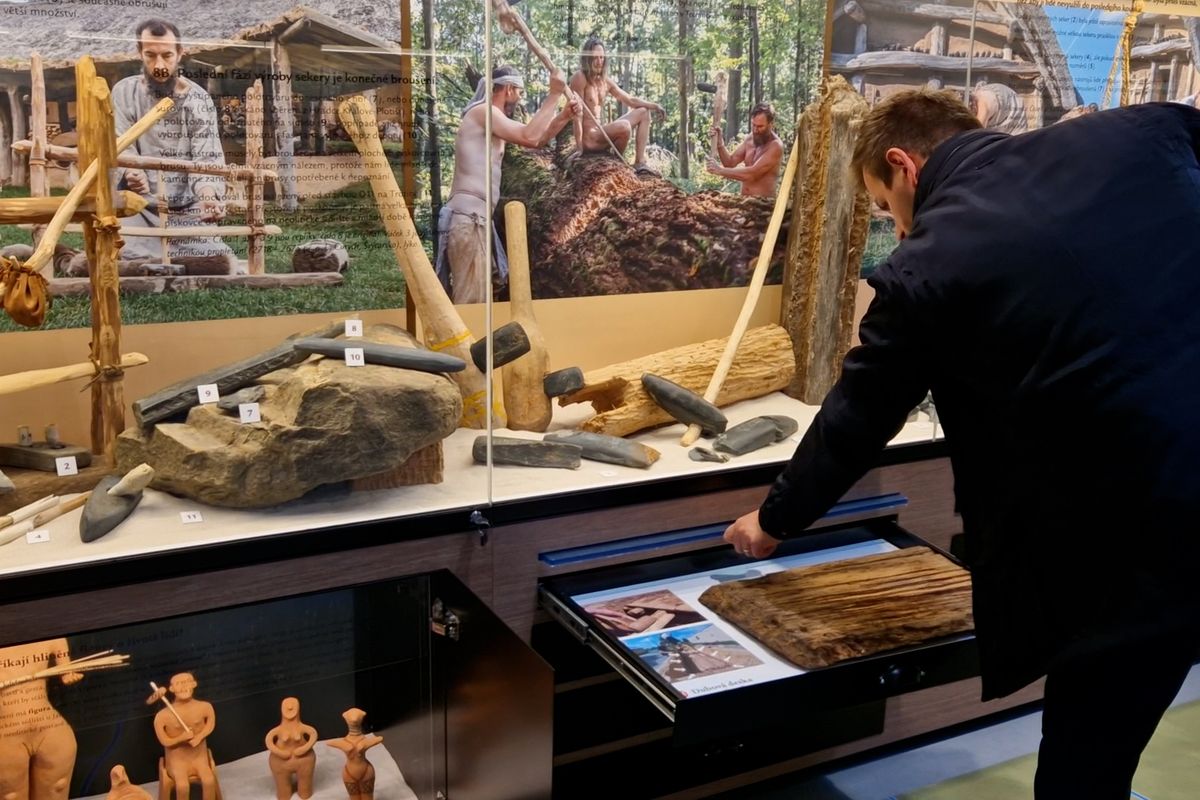 V archeoparku u Hradce Králové ožívá příběh neolitické lodi i kamenné sekery
