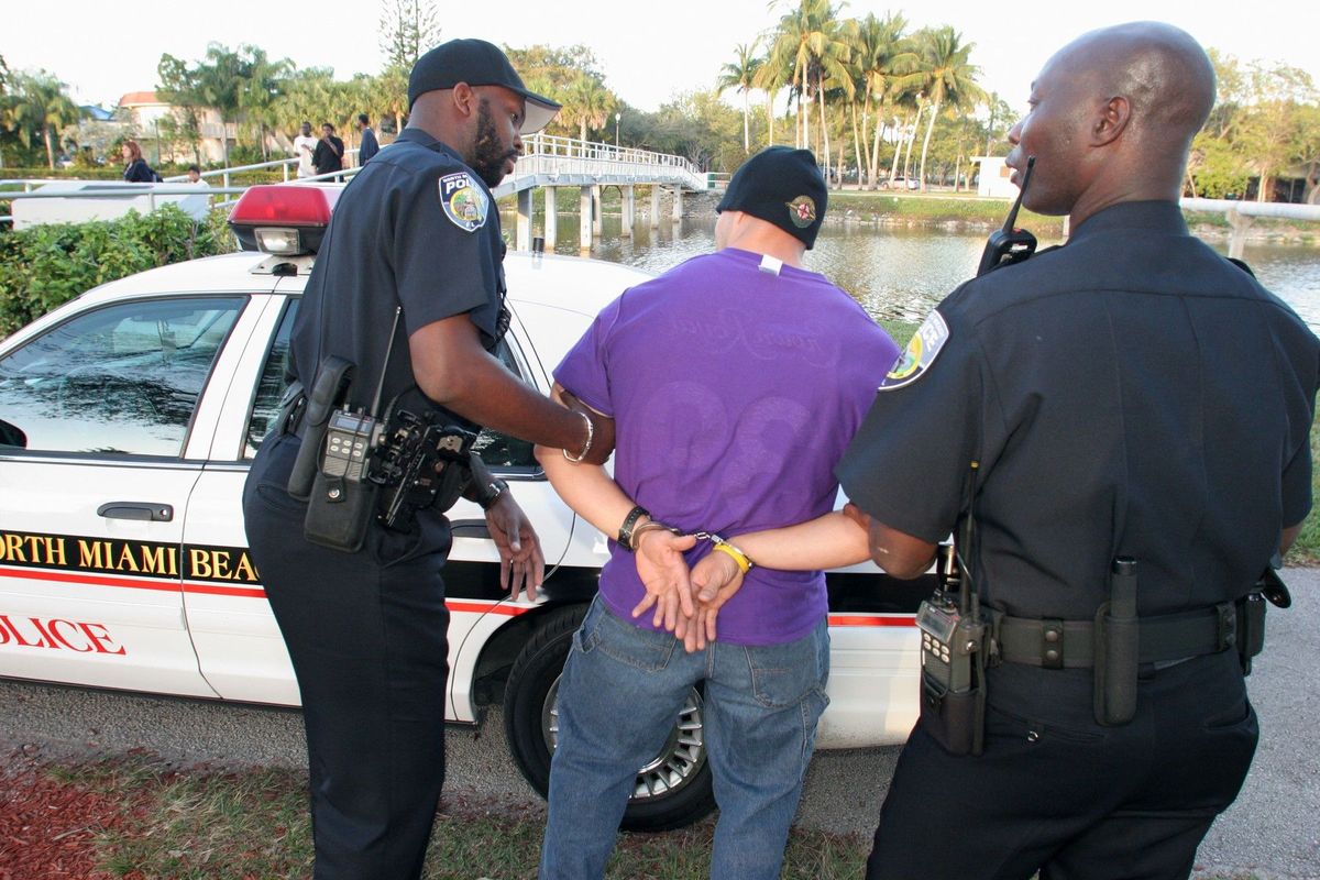 Spletli si jméno. Američan zmeškal narození dcery kvůli přehmatu policie