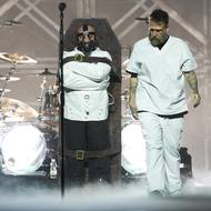 Zpěváka Davida Draimana z Disturbed přivezli na pódium spoutaného