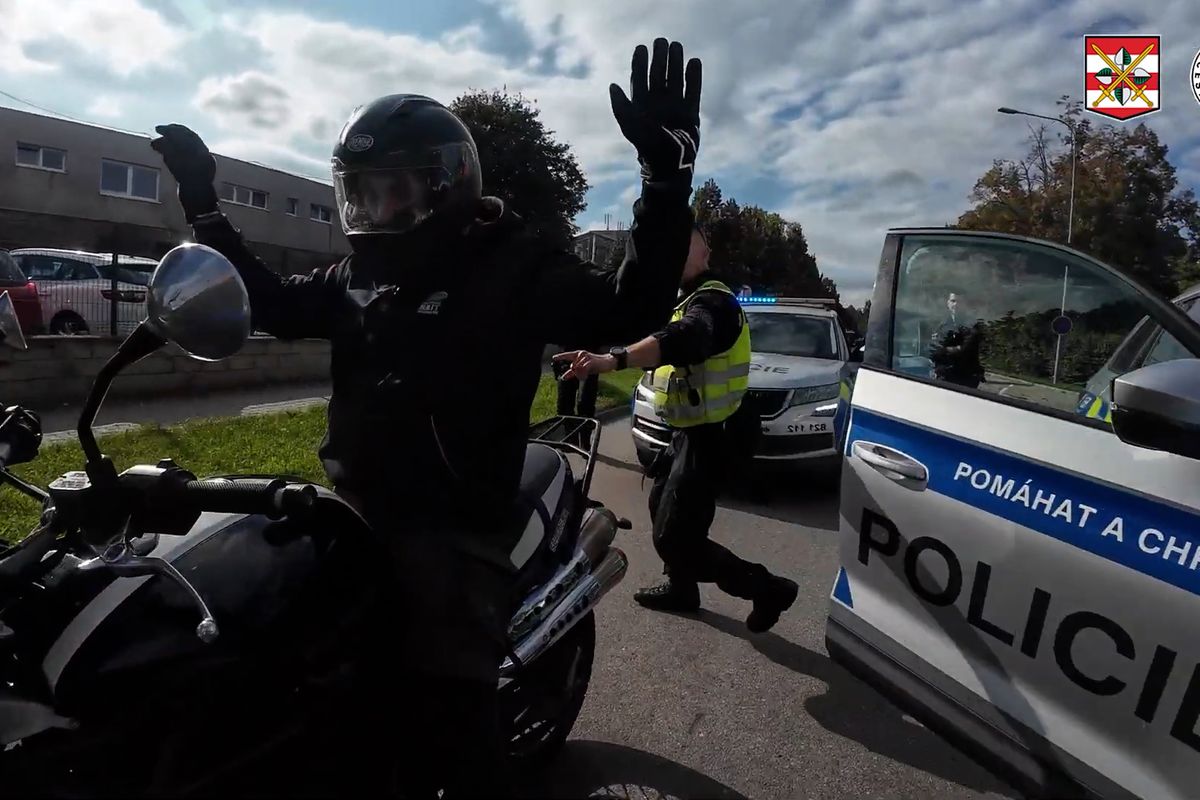 Zběsilá honička s motorkářem na jihu Moravy. Policie jej zastavila po 15 kilometrech v Brně