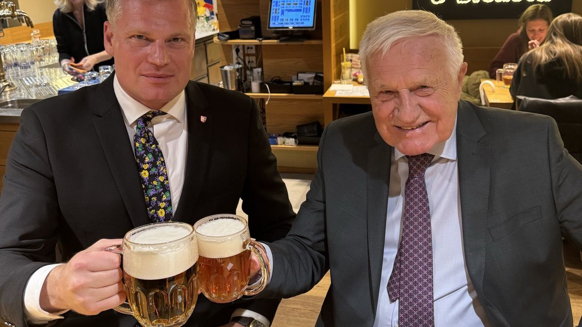 „Levičáci všech zemí, dobrou noc,“ hlásal Turek na pivu s Klausem