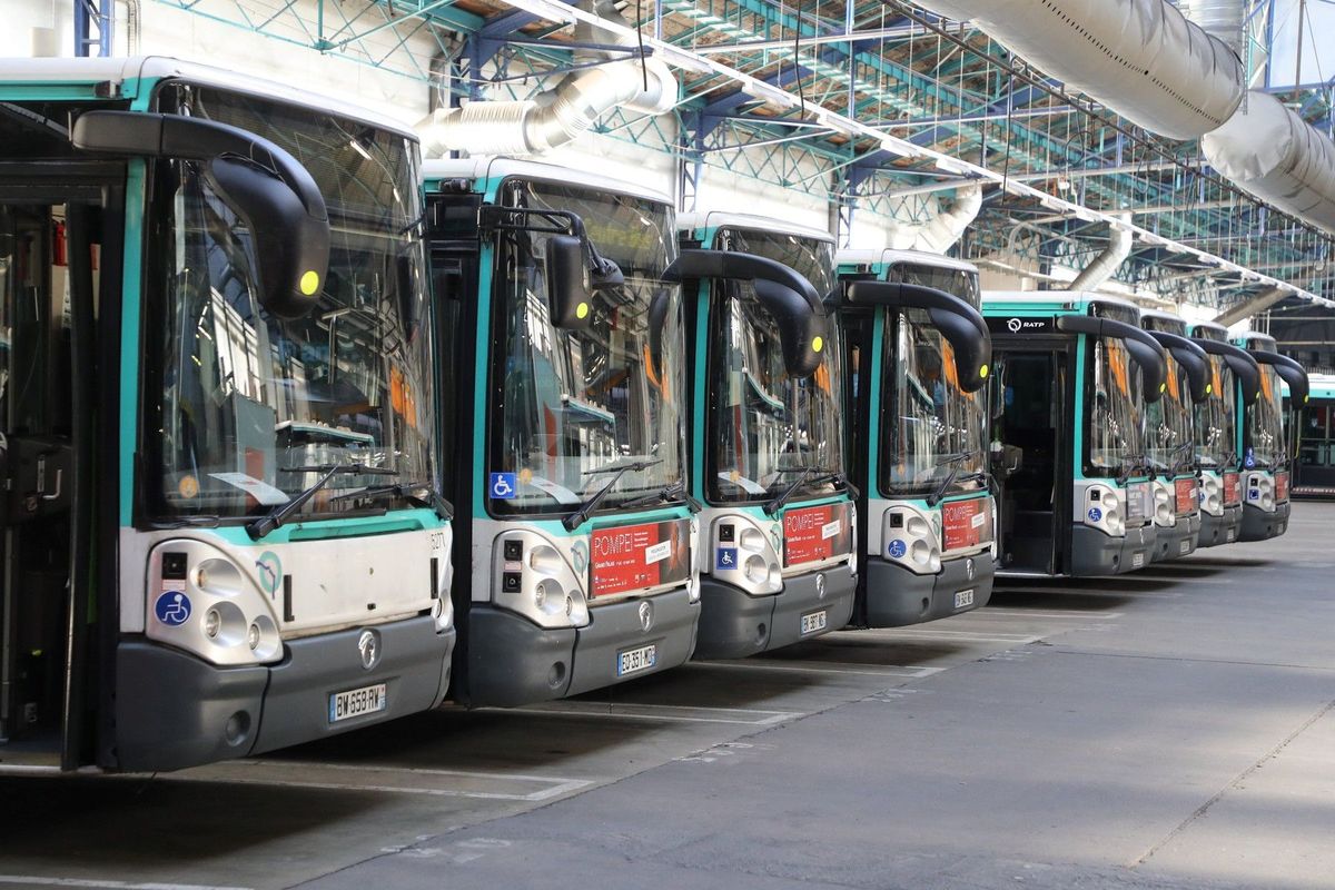 Bezdomovec ukradl autobus a jezdil po Paříži. Využil chvíle, kdy si řidič o přestávce odskočil pro kávu