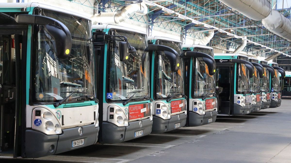 Bezdomovec ukradl autobus a jezdil po Paříži. Využil chvíle, kdy si řidič o přestávce odskočil pro kávu
