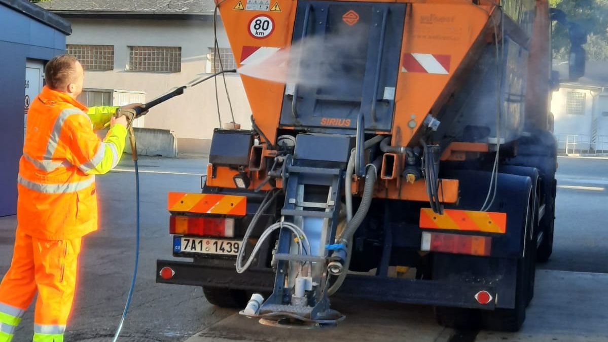 Teploty v noci spadly pod nulu, na dálnici u Velkého Meziříčí vyjel první sypač