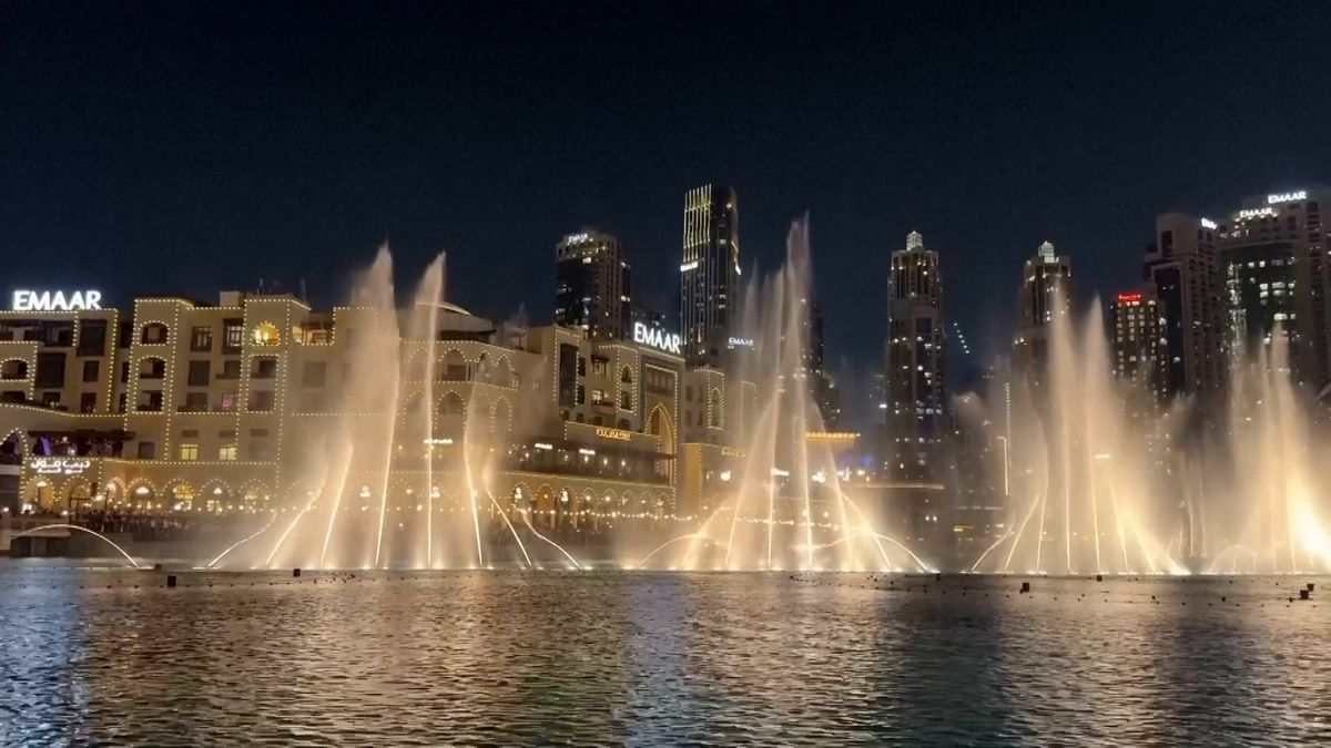 Už zase tryská. Dubajská fontána se po renovaci probudila k životu